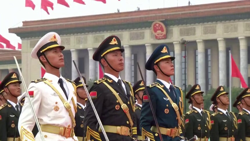 升国旗仪式开始 全场唱响中华人民共和国国歌