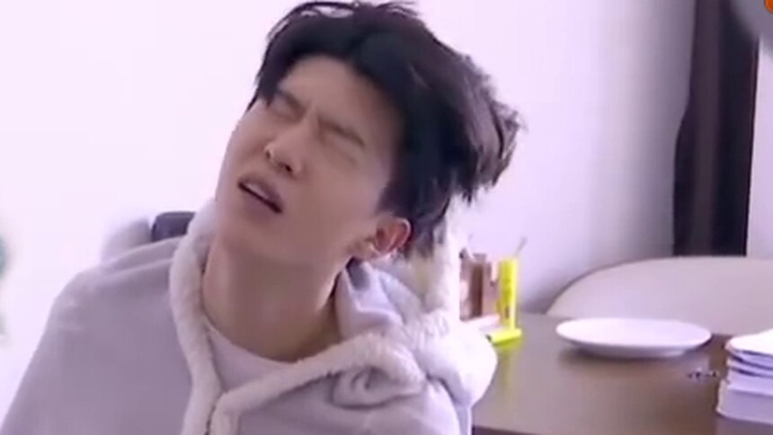 范丞丞白宇陷闹钟大战  被五个闹钟“支配”的白宇脾气也是real好了