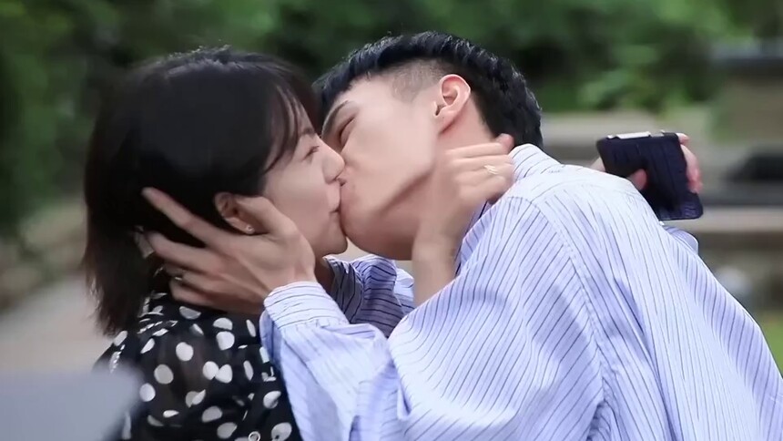 李溪芮主动进攻让何与害羞得不敢直视，这么多亲亲简直甜蜜暴击！