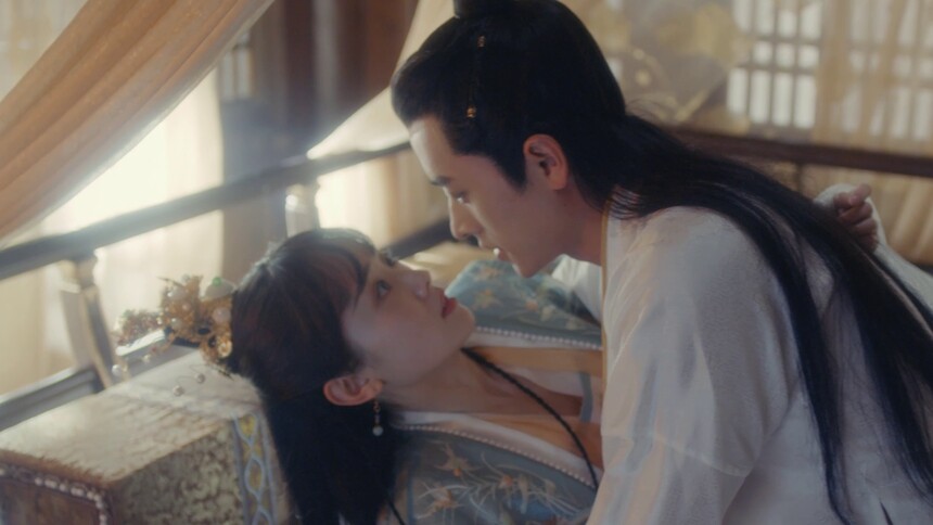 梁微微一清早来到皇上床前 直接被皇上扑倒