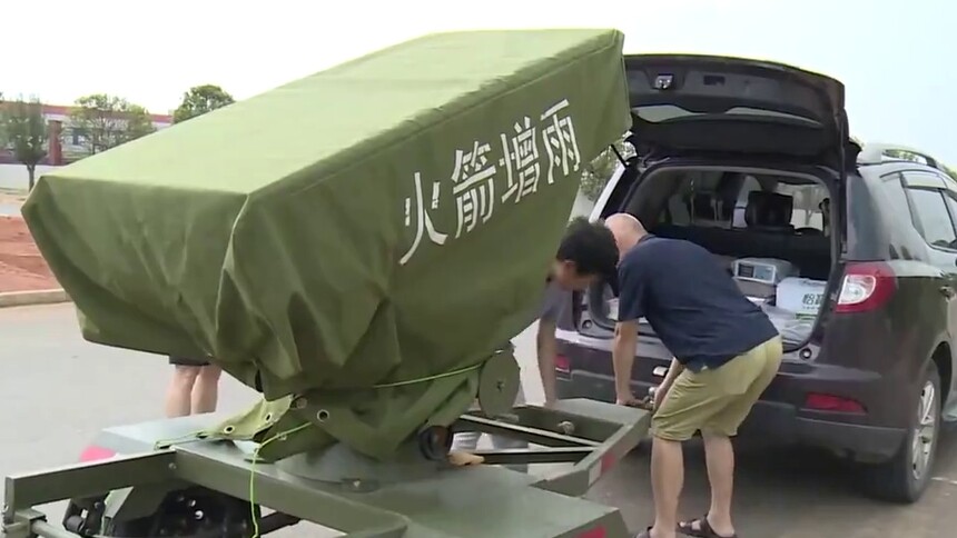 湖南武冈：高温晴热旱情重 人工增雨迎甘霖