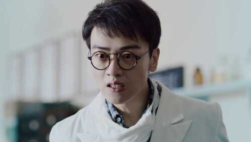 《光芒》第12集看点：程亦治周文犬合开药厂 丽姿受邀参加银行晚宴