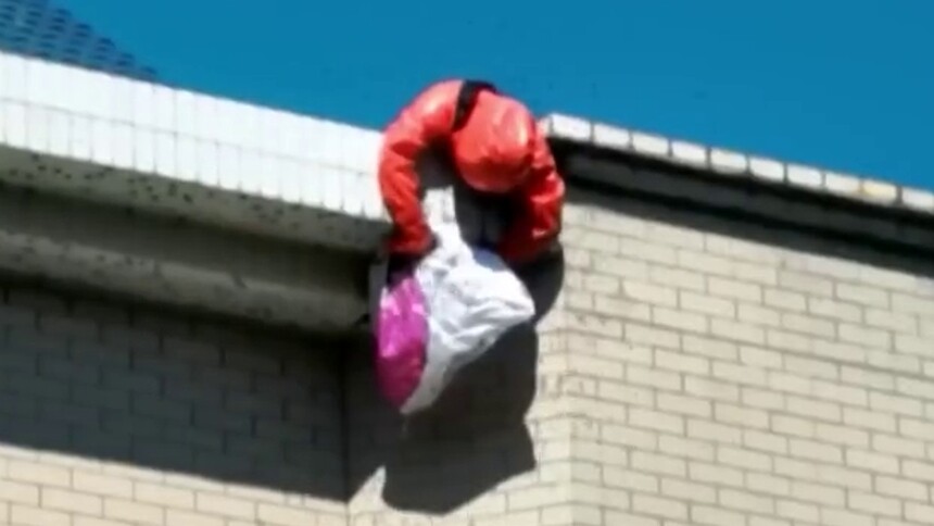 马蜂活跃季节 消防及时摘除消除隐患