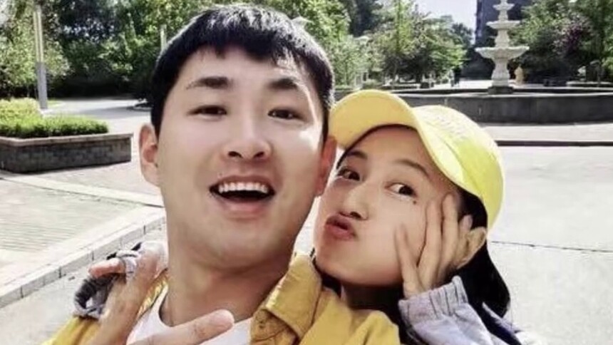 王彦霖晒照发文为艾佳妮庆生 夫妻俩对镜甜笑幸福满满