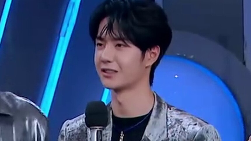 我们一博弟弟不仅能骑摩托玩花样滑板也能开飞机 真的超级优秀