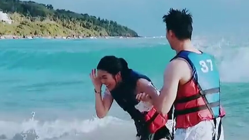 任容萱遭海浪“灭顶”淹没 施宇男友力满分暖心保护