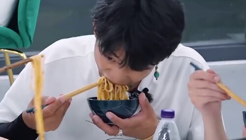 丁真疯狂嗦粉吃的好香！最后的酸豆角也“不放过”