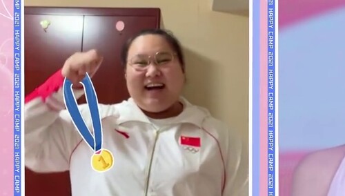 李雯雯喊话奶奶用金牌打镯子 奶奶也太实诚啦