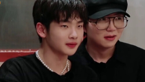 周震南毛不易再现梁朝伟“香肠嘴”