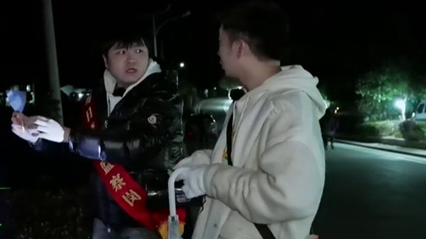 杨迪拆穿撕小广告的npc，马场内幕即将揭晓？