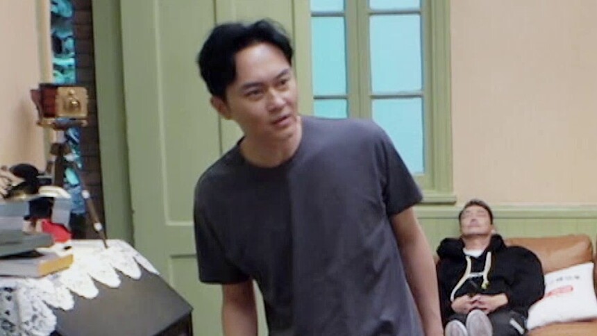 大湾仔一大早被“追债”，张智霖马上从床上蹦了起来