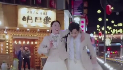 赵俊然周娜“校服秀”爱情使人年轻！