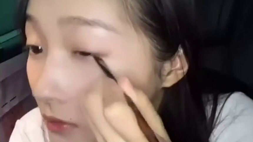 关晓彤10分钟快速出门妆，梁爽赶时间的早8车上妆容秘籍！