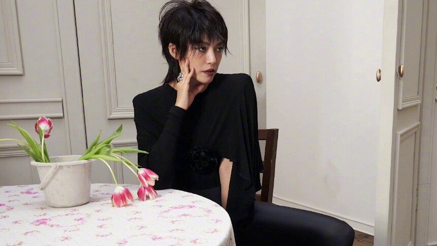 姚晨怪诞童话杂志大片曝光 狼尾搭配皮衣秒变“彭莱”