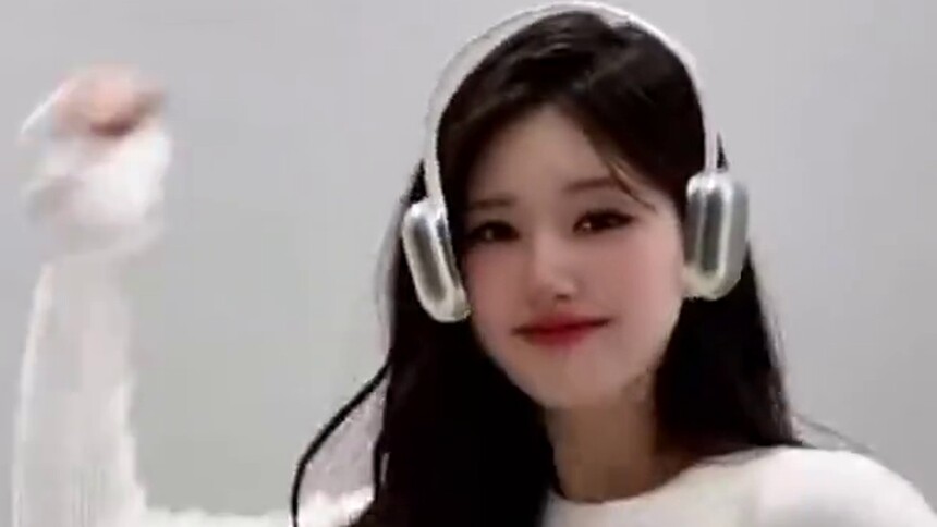 赵露思“露腰”舞蹈直拍掉落！身材管理太绝！