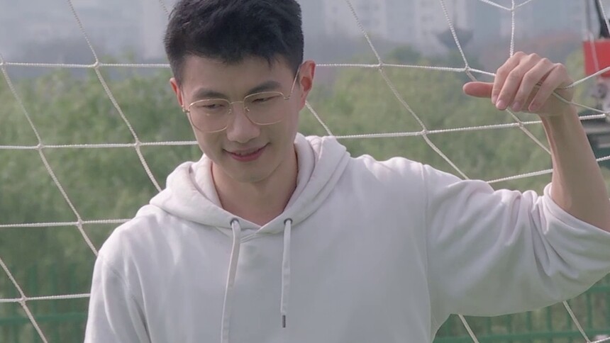 《云上的小店2》独家侧拍：汪星宇片场沉浸式玩飞盘