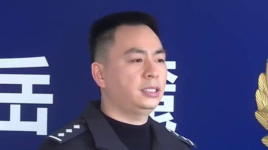 长沙枫林一路：男子吃夜宵 车停路边车窗被砸