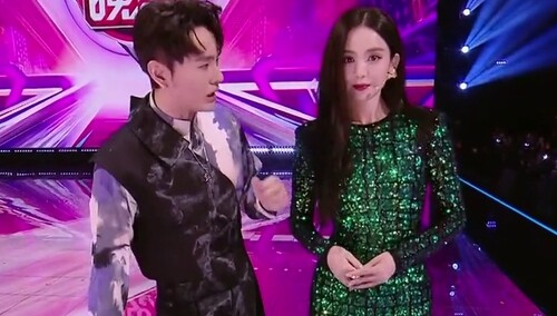 娜扎、邓男子合作魔术互动