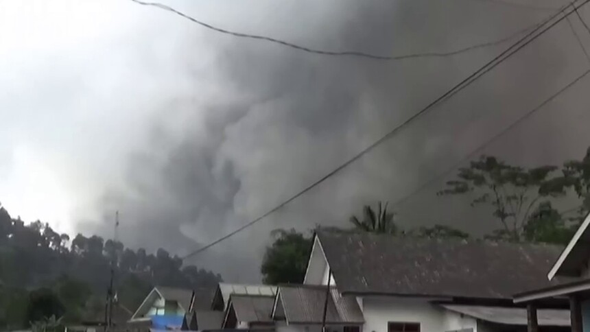 印尼 塞梅鲁火山继续喷发 当地预警泥石流威胁