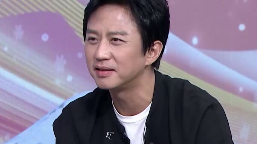邓超凡尔赛式炫冰墩墩周边 称向鹿晗索要没结果