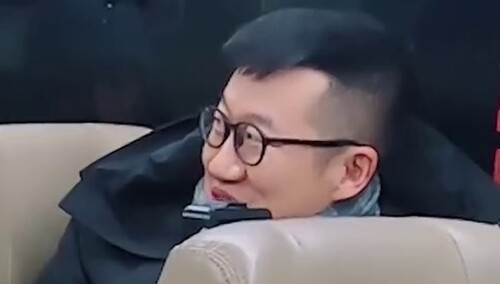 女嘉宾在大巴车上集体补妆 Rock“暗中观察”超认真！