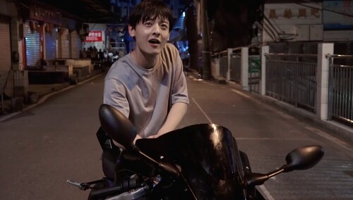 花絮：朱正廷飞车追白澍 豪言放话一遍过