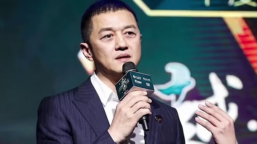 感情甜蜜！李亚鹏现身医院陪女友做产检