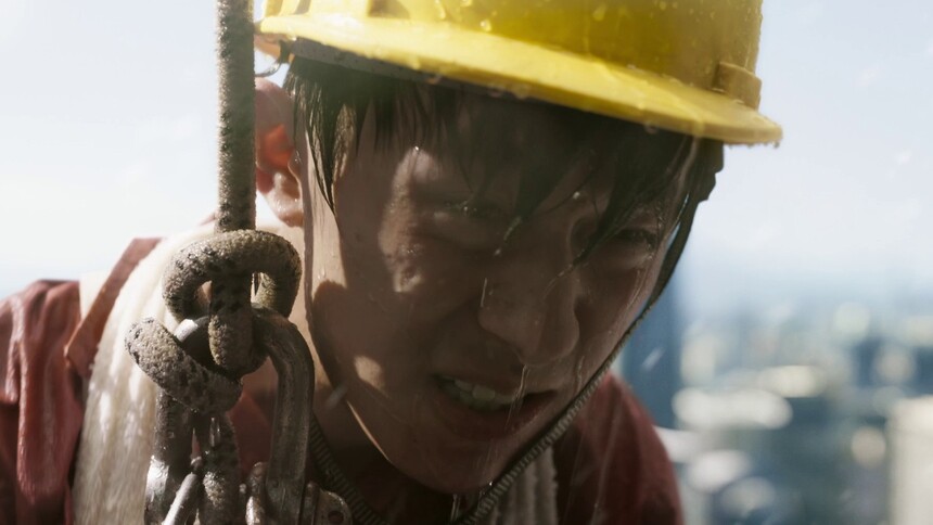 景浩高空擦玻璃为工厂交房租发工资
