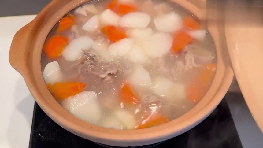 黄磊在小敏家做饭了，陈卓在自己家顿了锅羊肉萝卜汤