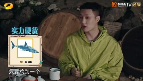 论张艺兴对带团队的执着 在蘑菇屋首日安排嘉宾工作