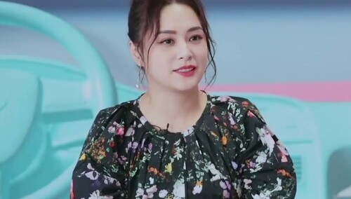 嘉宾档案：钟欣潼喜欢看恋综，称看别人谈恋爱很开心