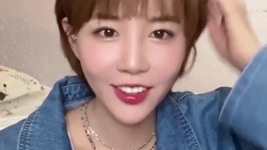 和李欣燃一起追剧，一时间不知是看剧还是看美女！