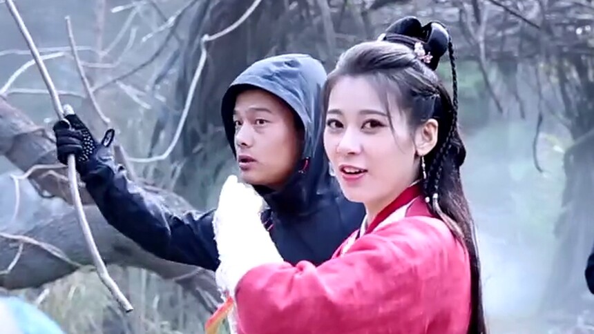 花絮营业中：跟一条假蛇玩得不亦乐乎，花溶：盘它