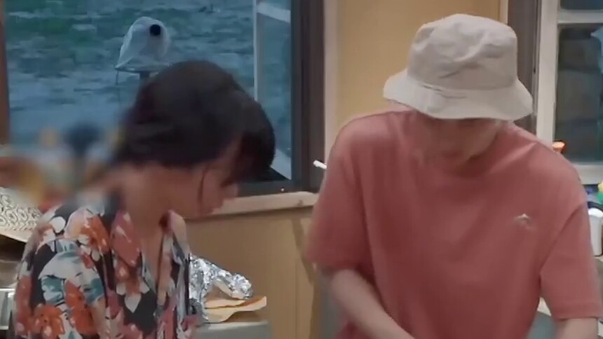 《向往的生活6》蘑菇屋的海味饭桌：尹昉吴孟珂蘑菇屋蜜月之行 厨房夫妻档趣味发糖