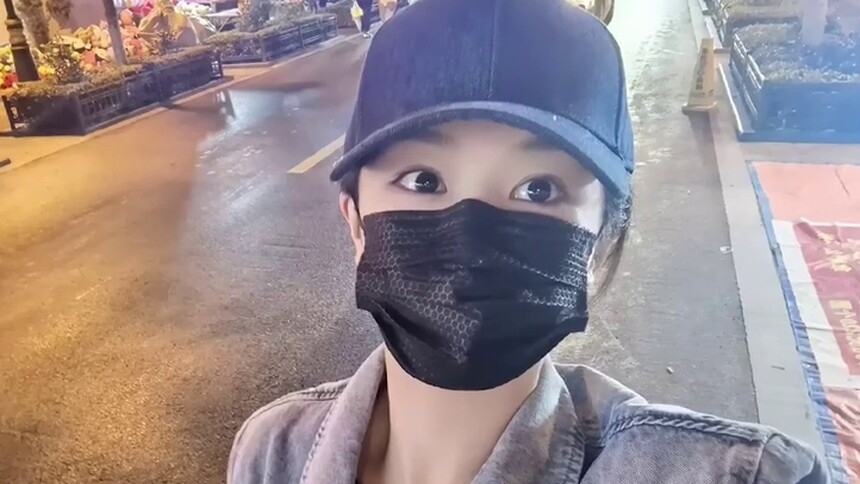 轻松惬意！杨紫晒横店夜游九宫格美照
