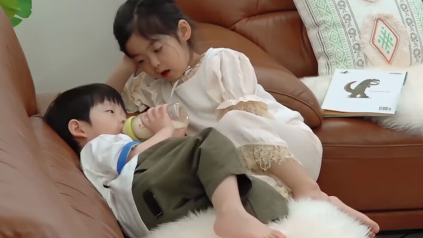 全职姐姐图鉴！小米照顾弟弟好暖心