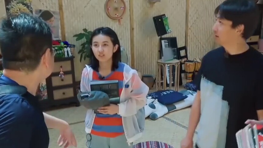 张绍刚给蘑菇屋送书 绍刚精选读物蘑菇屋书架上线