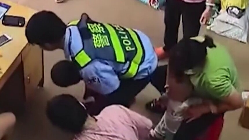 广东中山：玩具卡喉 辅警用“海姆立克急救法”救人