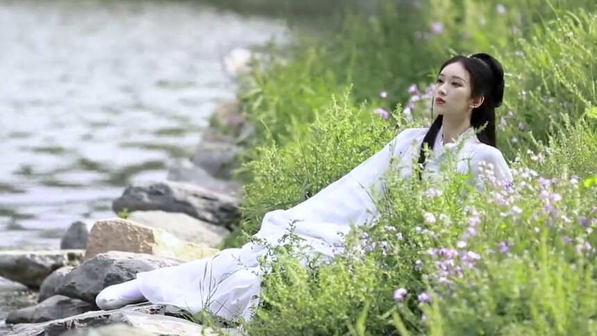 刘令姿古风易碎感写真，素衣造型这是在cos小龙女？