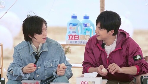 花少团玩“撞鸡蛋”游戏 李斯丹妮三连胜获“李四蛋”称号