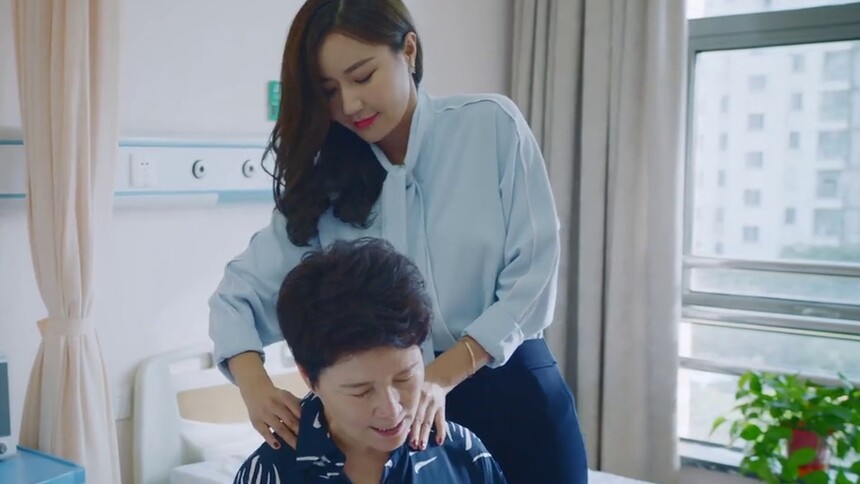苏晚晴帮江妈按摩