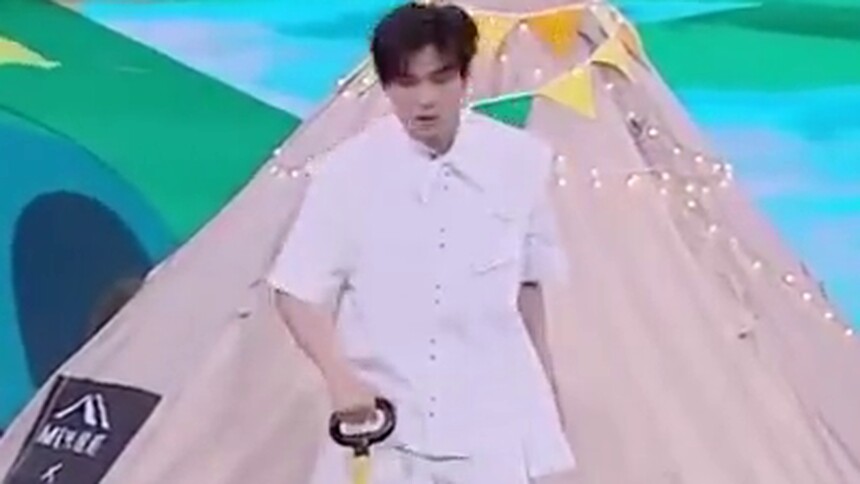 韩东君用肌肉记忆搭帐篷