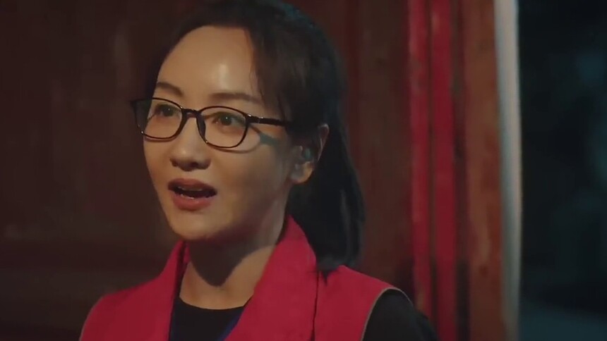 黄文秀买东西看望快递站，老板夫妻硬要塞钱