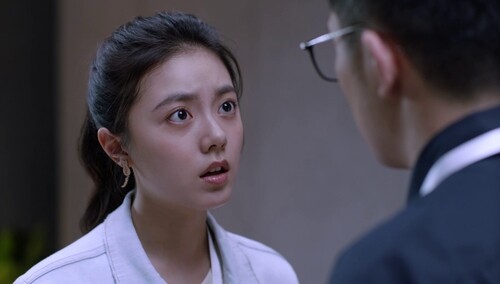 《少年派2》第10集看点：吕佳维跪求妙妙放过 三一不放心妙妙