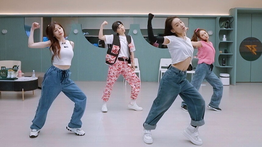 最强辅助李斯丹妮来了！王心凌郑秀妍全程笑不停