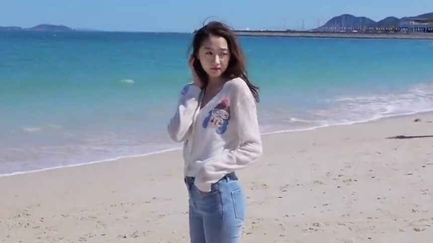 关晓彤海边随拍花絮，跟着梁爽一起美美的去独家吧！