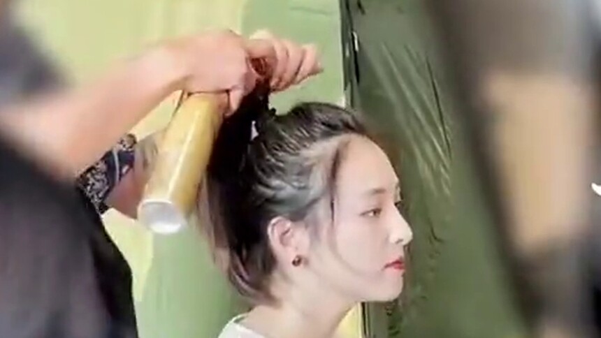 吴倩拍摄前在化妆间都在做什么？边化妆边跳起了《爱你》，王心凌女孩石锤了！