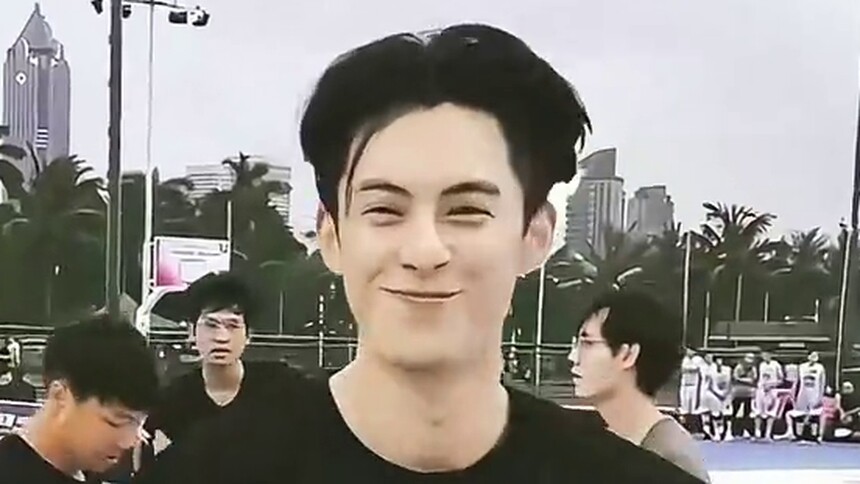 王鹤棣：打篮球这么帅的话，好像唱歌跑调也情有可原