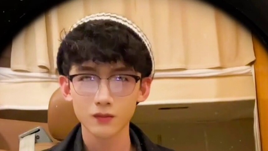 帅哥白敬亭？不！应该是搞笑男白敬亭哦！