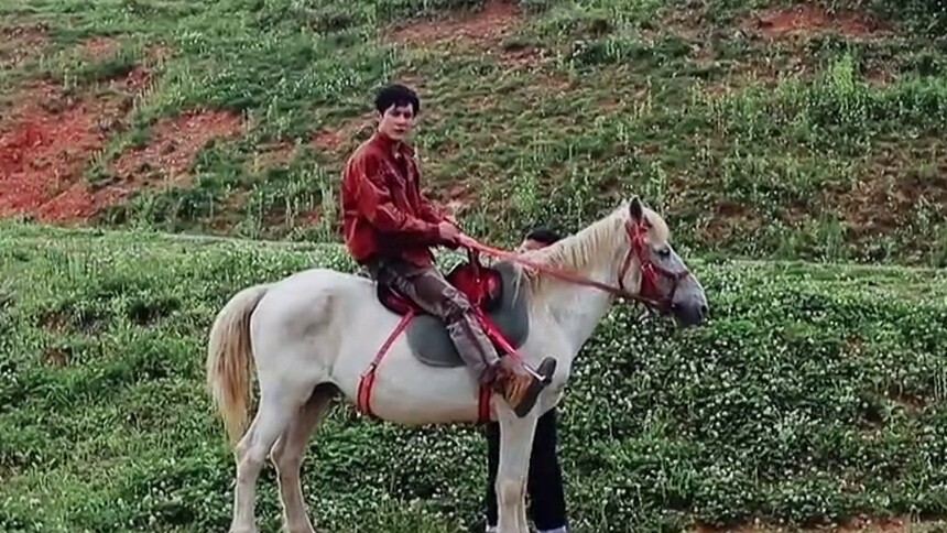 草原策马奔腾！韩东君变身“套马的汉子”